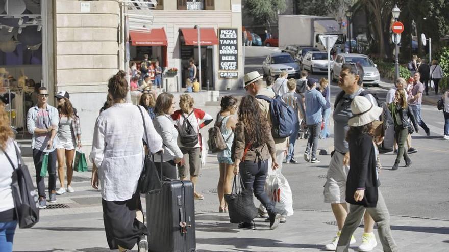 Instantánea ayer en el centro de Palma, con un gran número de turistas aprovechando el buen tiempo.