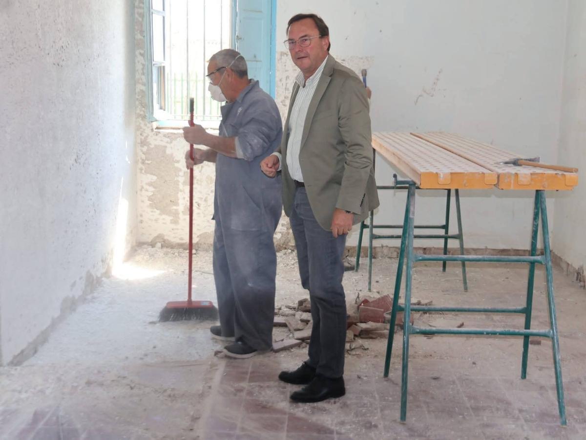 El alcalde de Villafranca, con un trabajador del PFEA en las obras del cuartel.