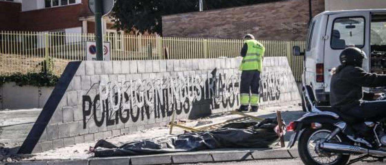 El nombre del polígono Cotes Baixes ha sido instalado en la rontonda de acceso.