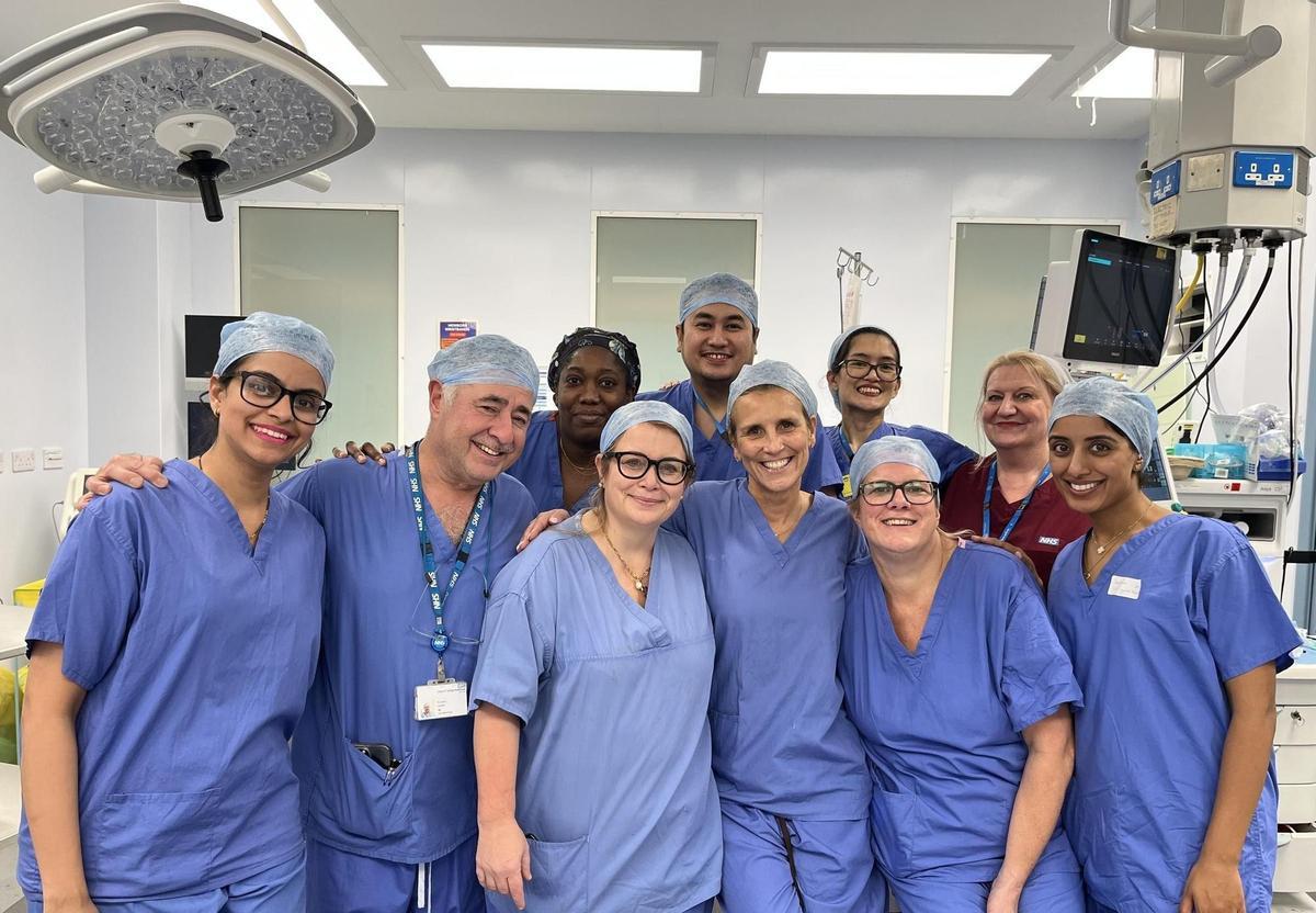 El equipo que ha logrado el nacimiento de Hugo Richard, coliderado por el ginecólogo Richard Smith (segundo por la izq.) e Isabel Quiroga (segunda).