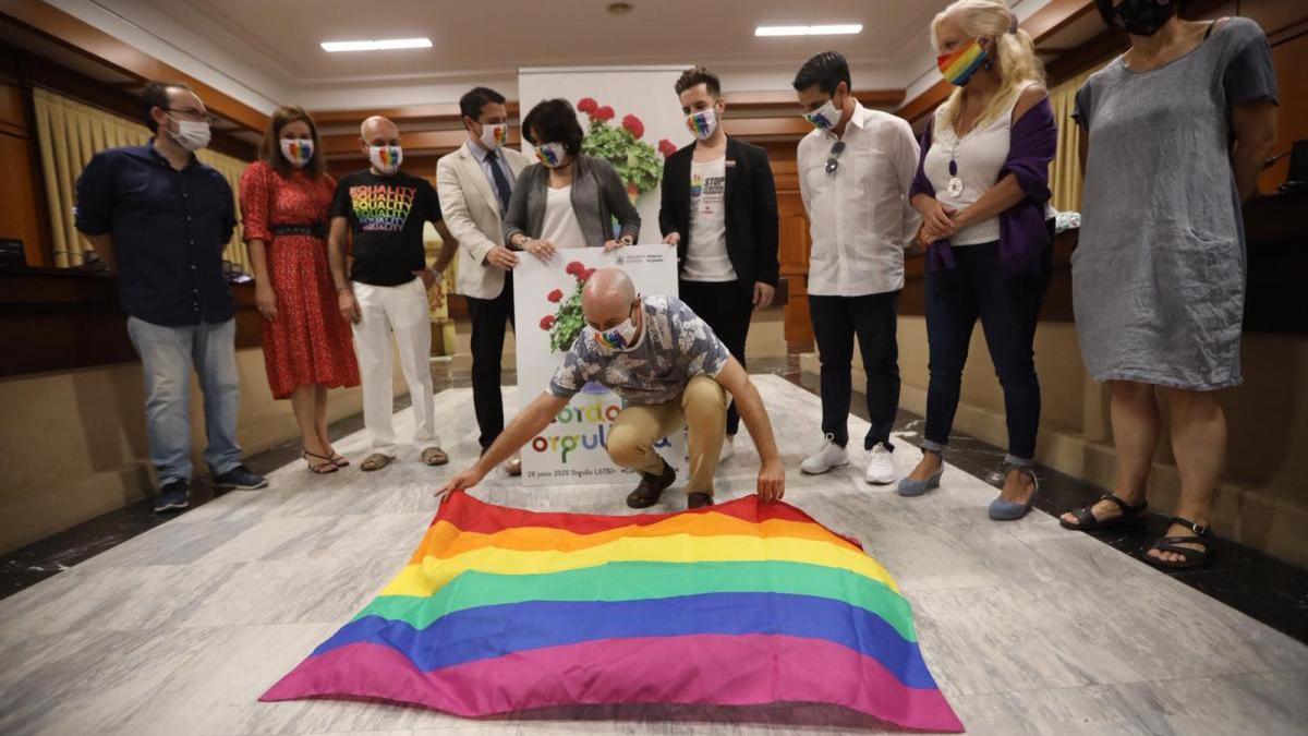 El Ayuntamiento celebra el Día del Orgullo sin bandera, pero con manifiesto