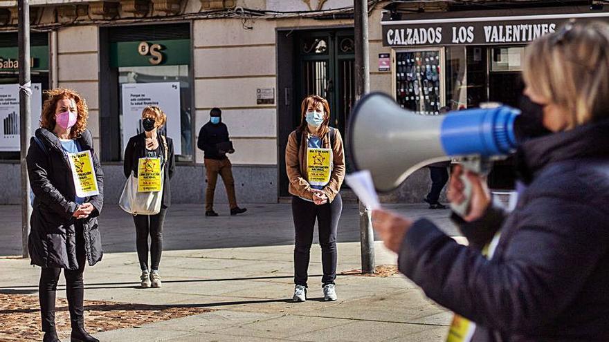 La peluquera convocante de la concentración en Zamora, Tránsito de la Fuente, leyendo el comunicado reivindicativo.