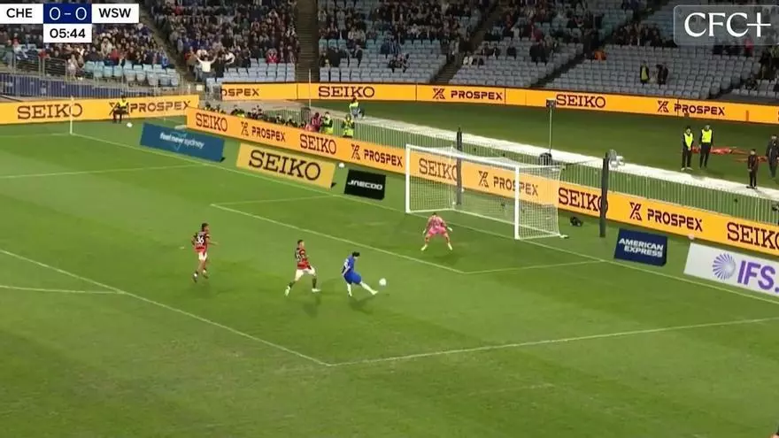 Dastan Satpaev brinda el primer gol del Chelsea con Xabi Alonso a los mandos