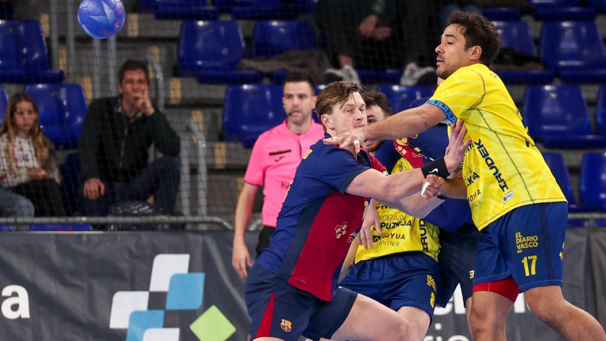 Jonathan Carlsbogard es un coloso en defensa