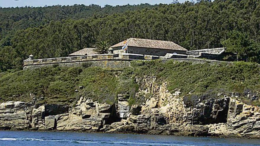 Castillo del Cardenal, en Corcubión, a la venta por tres millones. //FdV