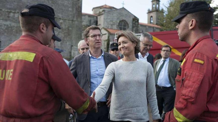 García Tejerina, Feijóo y Villanueva, ayer, en Cea con efectivos de la UME.