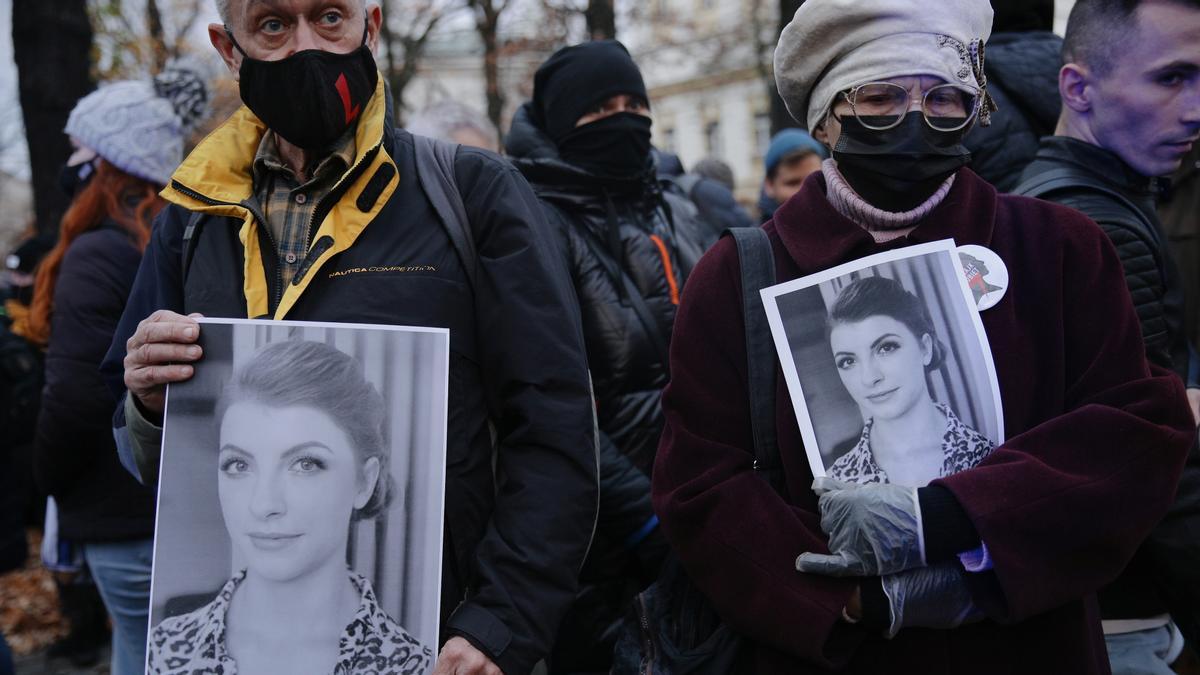 Milers de manifestants a Polònia després de la mort d’una embarassada a qui li van negar l’avortament