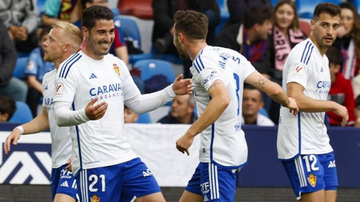 Toni Moya celebra el 1-1, un gol bellísimo, con Marc Aguado.