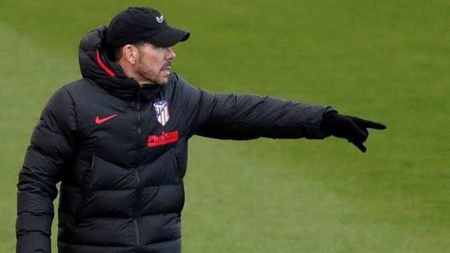 Simeone, durante el entrenamiento de ayer. // Efe