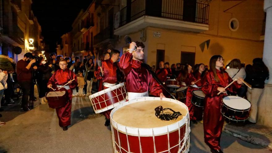 Els Tambors de Passió hacen vibrar Almassora en una noche mágica