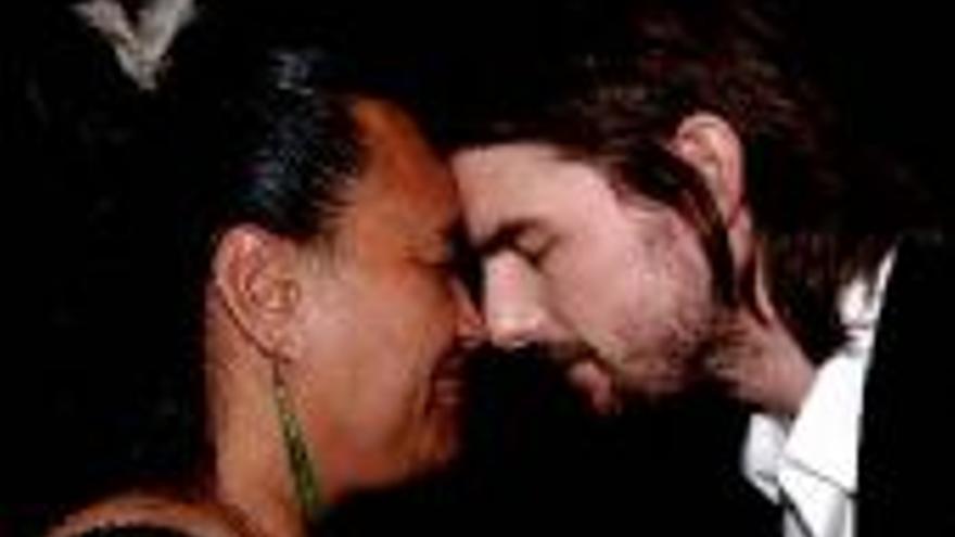Tom Cruise practica el beso maorí