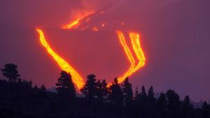 El nou focus eruptiu del volcà de La Palma forma un segon cràter amb més activitat
