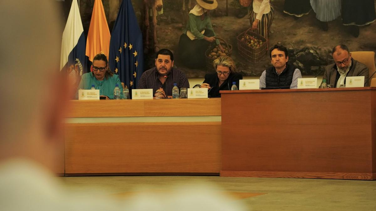 El alcalde, a la derecha, en el pleno de la Corporación de Santa Lucía.