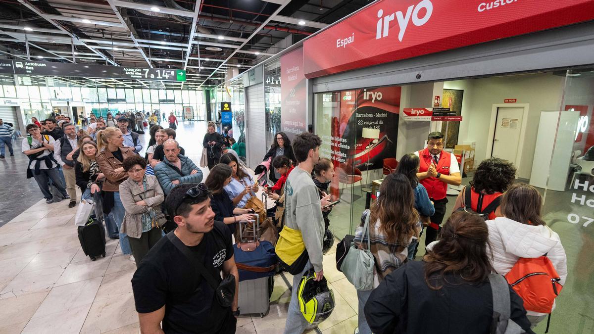 La estación de Sants intenta volver a la normalidad el día siguiente del apagón general en España