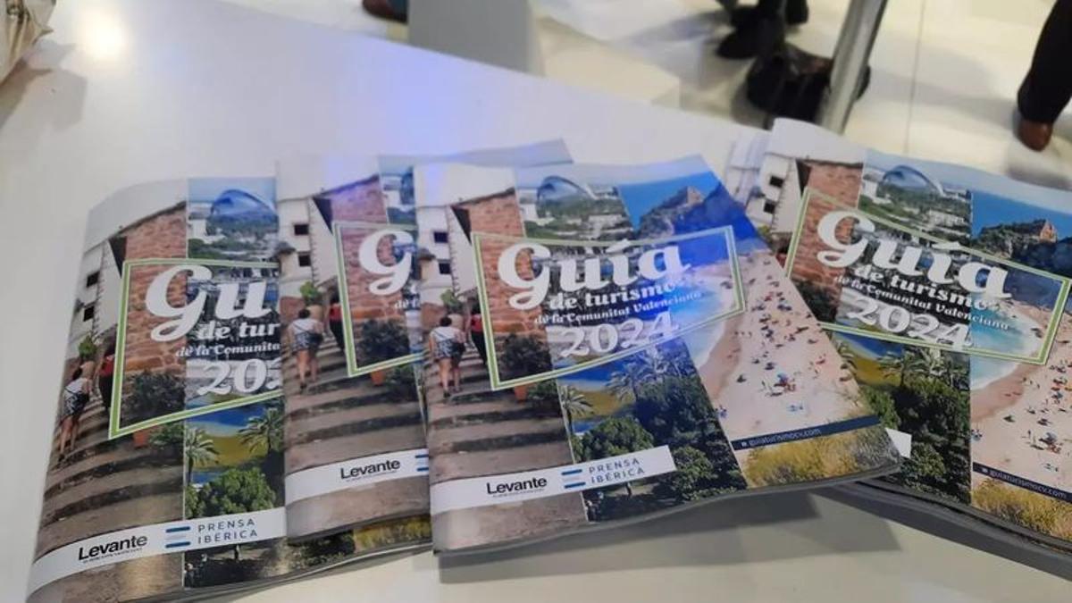 La Guía de Turismo de la Comunitat 2024 expuesta en la pasada edición de Fitur.