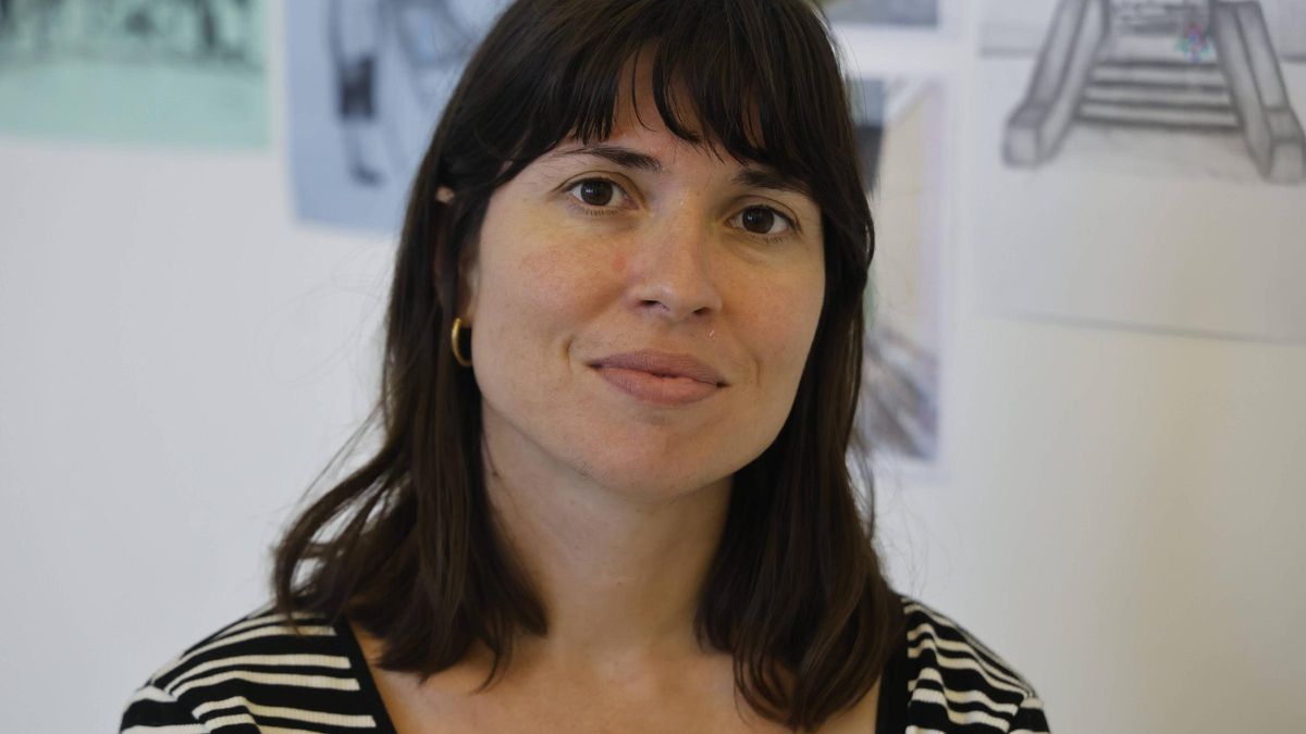 Ana Penyas e algún dos bosquexos do fanzine sobre Vite.