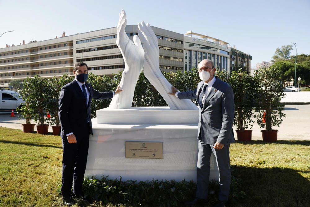 Inauguración de la escultura de homenaje a los sanitarios en Málaga