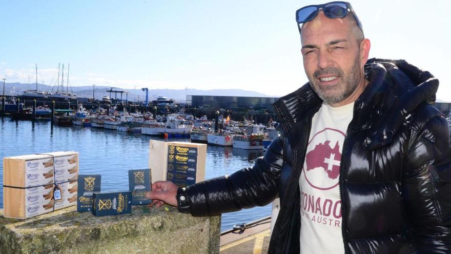 David Fernández, con el diseño antiguo y el renovado de las conservas de navaja de las Cíes.