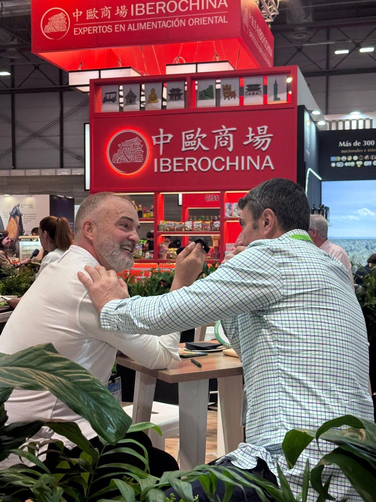 A la derecha, Daniel Berdasco en plena reunión con un cliente.