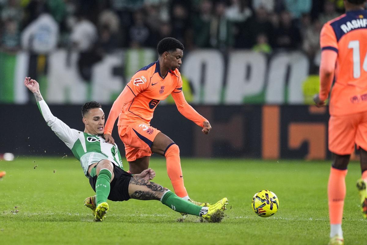 Antony Dos Santos of Real Betis and Alejandro Balde of FC Barcelona in action during the Spanish league, LaLiga EA Sports, football match played between Real Betis and FC Barcelona at La Cartuja stadium on December 6, 2025, in Sevilla, Spain. AFP7 06/12/2025 ONLY FOR USE IN SPAIN. Joaquin Corchero / AFP7 / Europa Press;2025;SPORT;ZSPORT;SOCCER;ZSOCCER;Real Betis v FC Barcelona - LaLiga EA Sports;