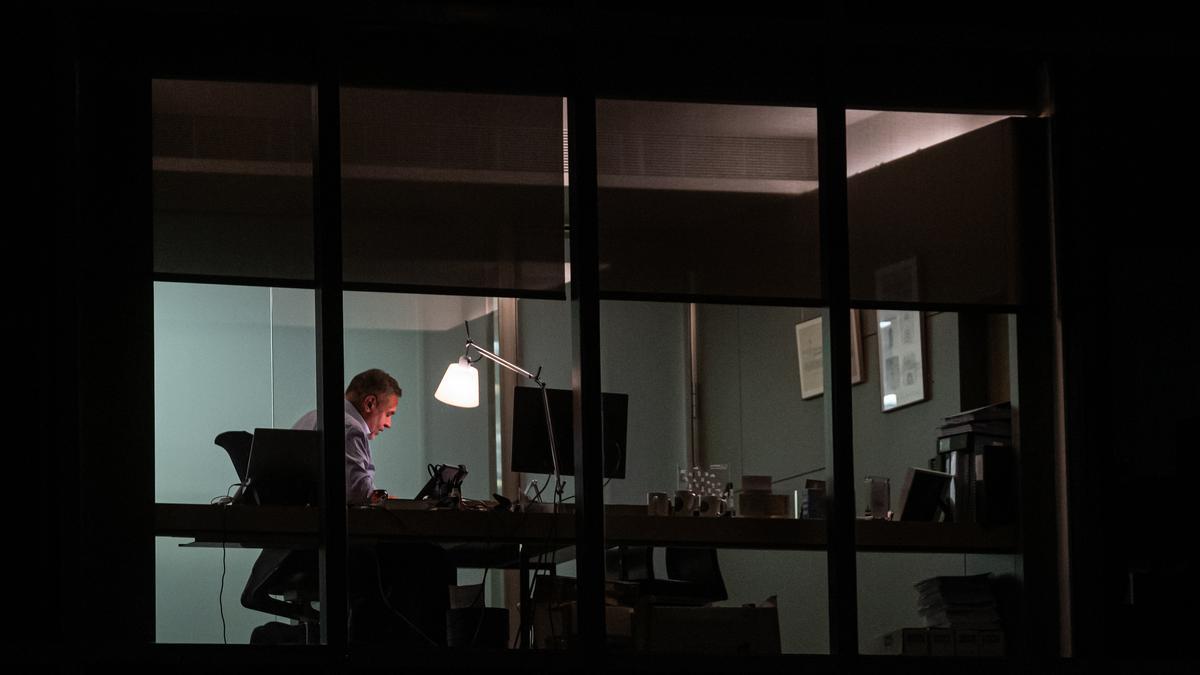 Trabajador, en la oficina durante la noche