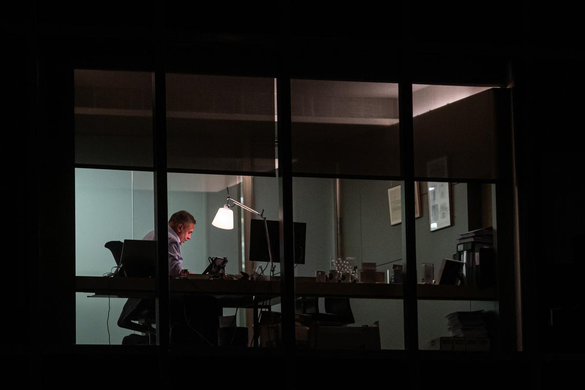 Trabajador, en la oficina durante la noche