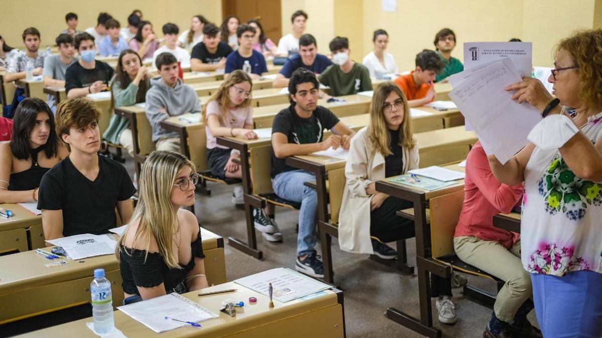 Estudiantes en los momentos previos a realizar la prueba de acceso a la universidad