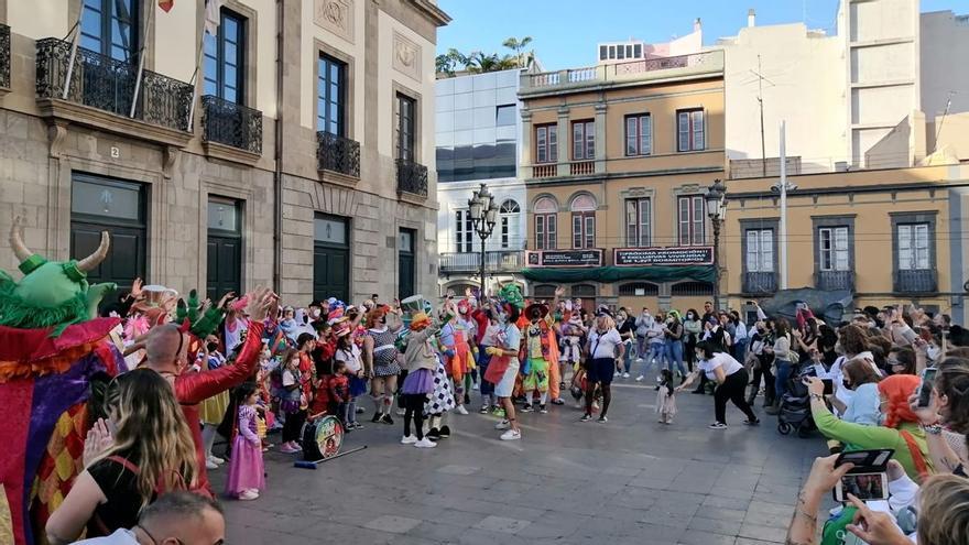 Incondicionales de la fiesta celebran el Martes de Carnaval, incluidos Diablos