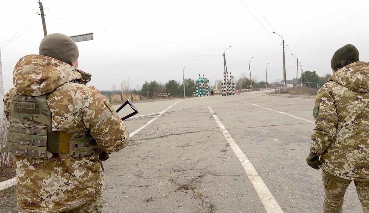 Soldados ucranianos patrullan en la militarizada frontera entre Ucrania y Bielorrusia.