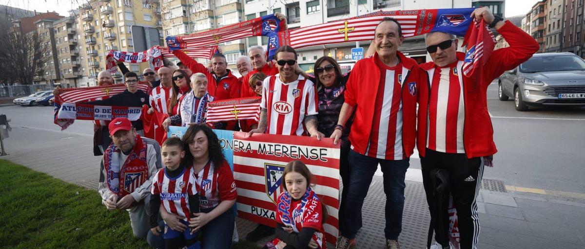 Abajo, por la izquierda, Jose Antonio Fernández, Sergio Fernández, Raquel Fernández y Julia Espartero. Arriba, Daniel Dueñas, Javier Dueñas, Nardo Fernández, Ramiro Llaneza, Melania Ordás, Mariusz Grabiec (con gorra negra), Manuel Gay, José Antonio Jaular, Javier Fernández, Armando Álvarez, Sonia Fernández, Sergio Espartero, Carmen González, José Ángel Martínez y Juan Avelino Granado. | MIKI LÓPEZ