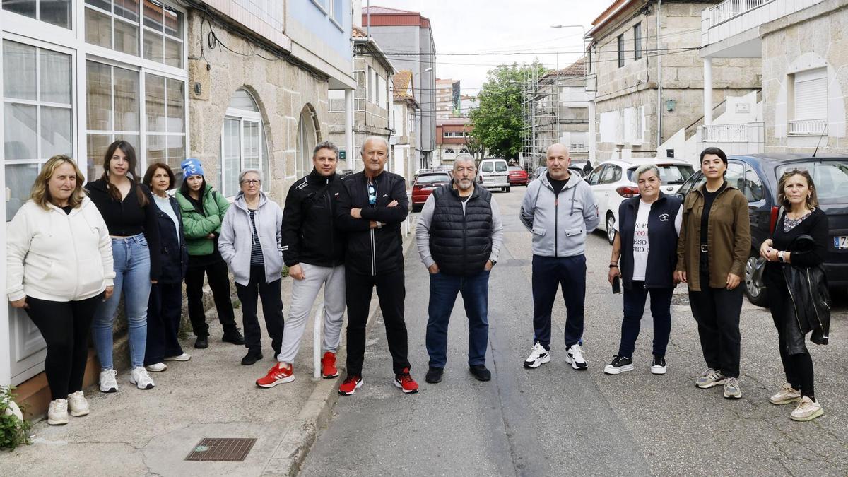 Reunión de vecinos para protestar por la invasión de cucarachas que sufren desde hace años en el Barrio das Flores.