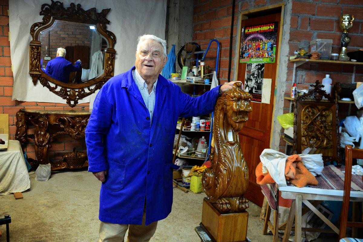 El cangués en su taller con otras dos de sus piezas, a la derecha una que realizó a bordo de un mercante.