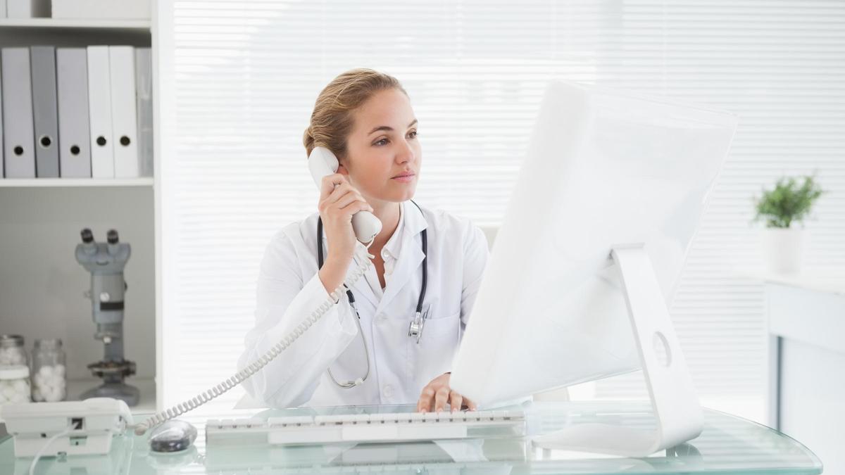 Con la atención telefónica se evita la acumulación de pacientes en las salas disminuyendo los contagios.