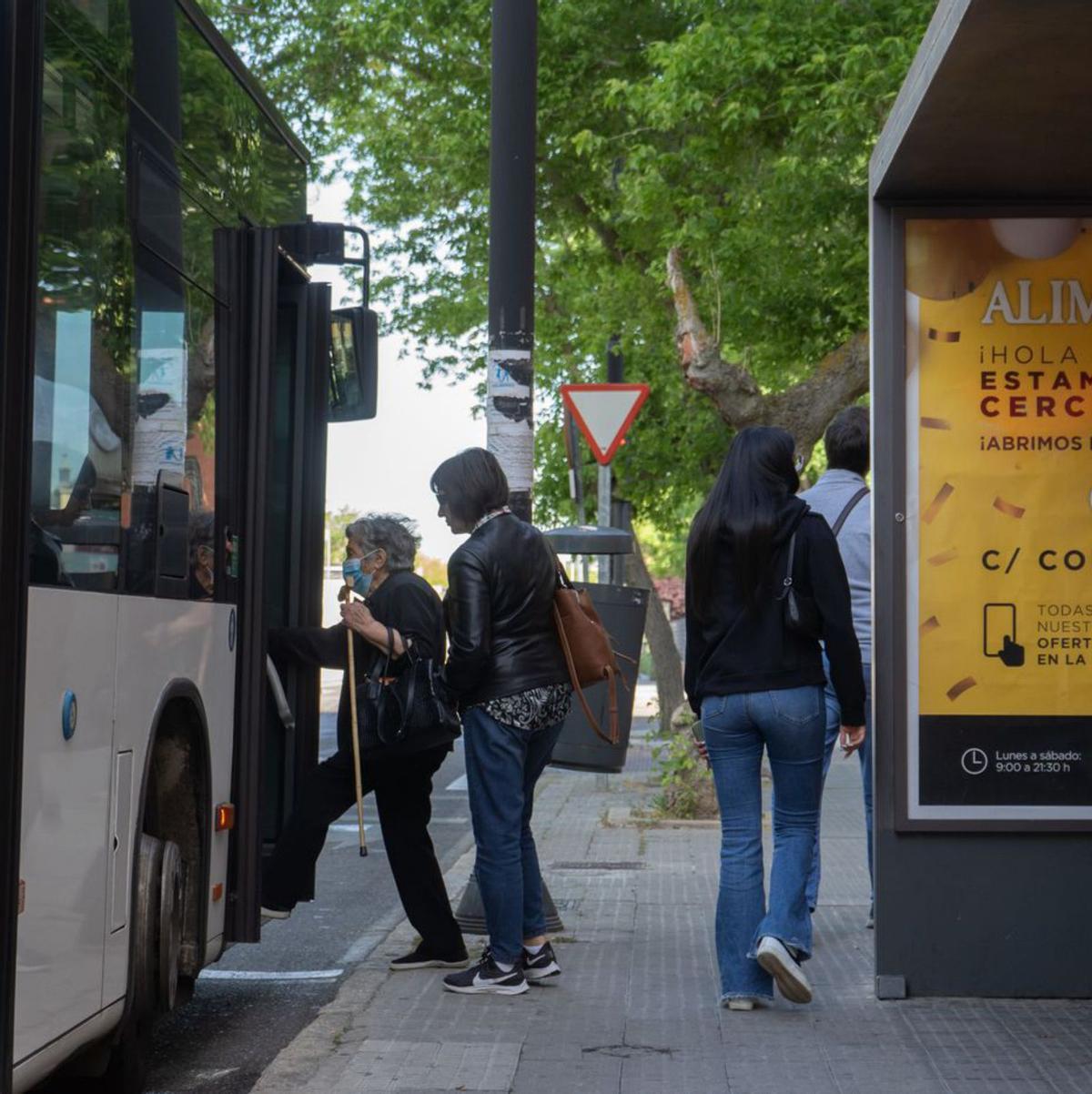 Varios vecinos se suben al bus urbano. | Jose Luis Fernández