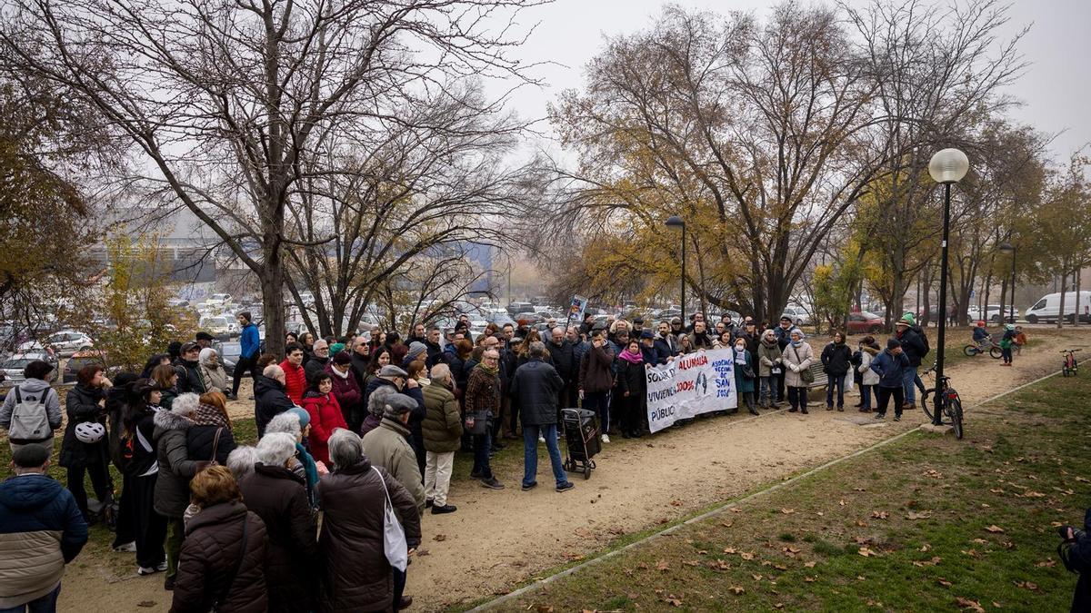 Los vecinos, este domingo, durante la protesta.