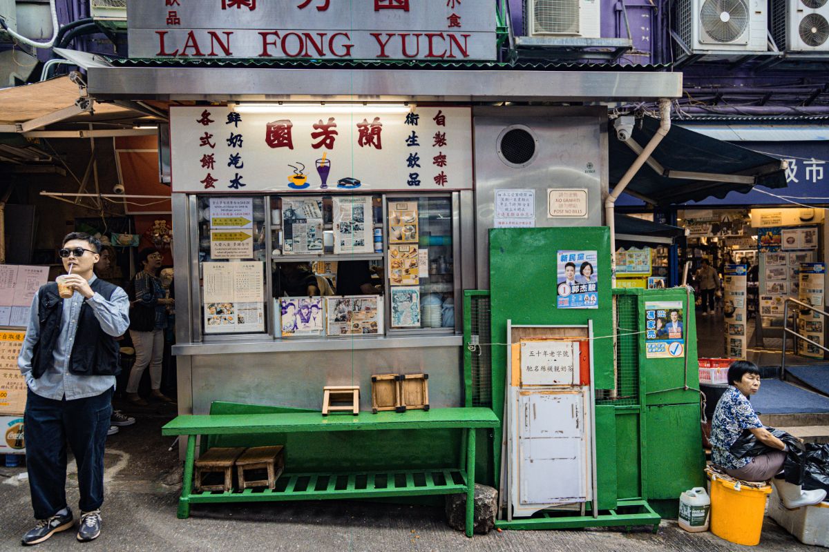 Trabajadores del mercado cercano y jóvenes modernos coinciden en el Lang Fong Yuen.