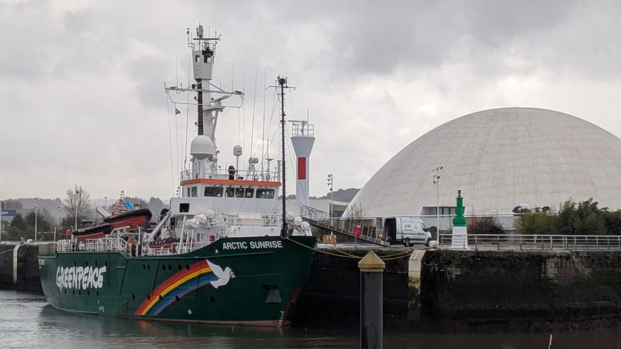 Llegada del Arctic Sunrise de Greenpeace a Avilés.
