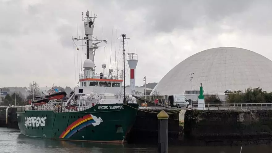 Llegada del Arctic Sunrise de Greenpeace a Avilés.