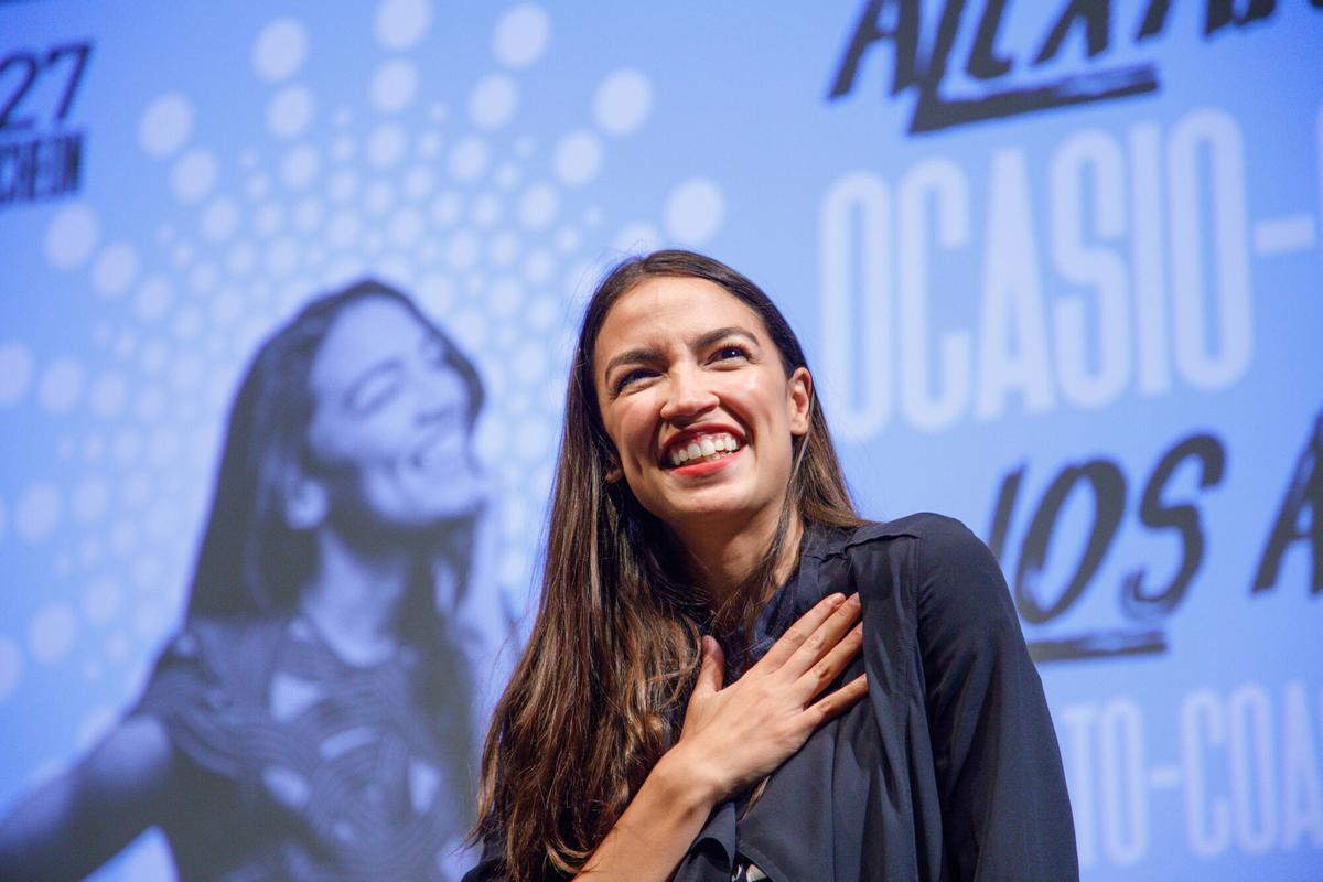 La congresista demócrata Alexandria Ocasio-Cortez, representante de Nueva York, habla a sus partidarios durante un acto electoral para recaudar fondos