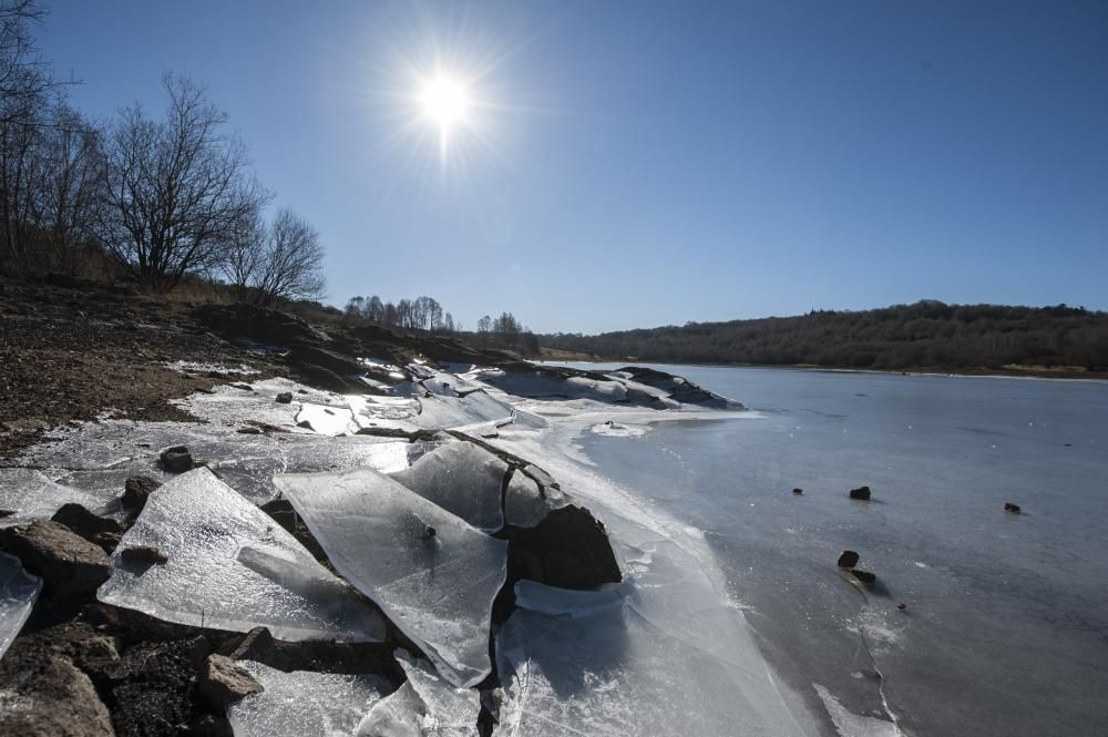 El frío congela este embalse ourensano