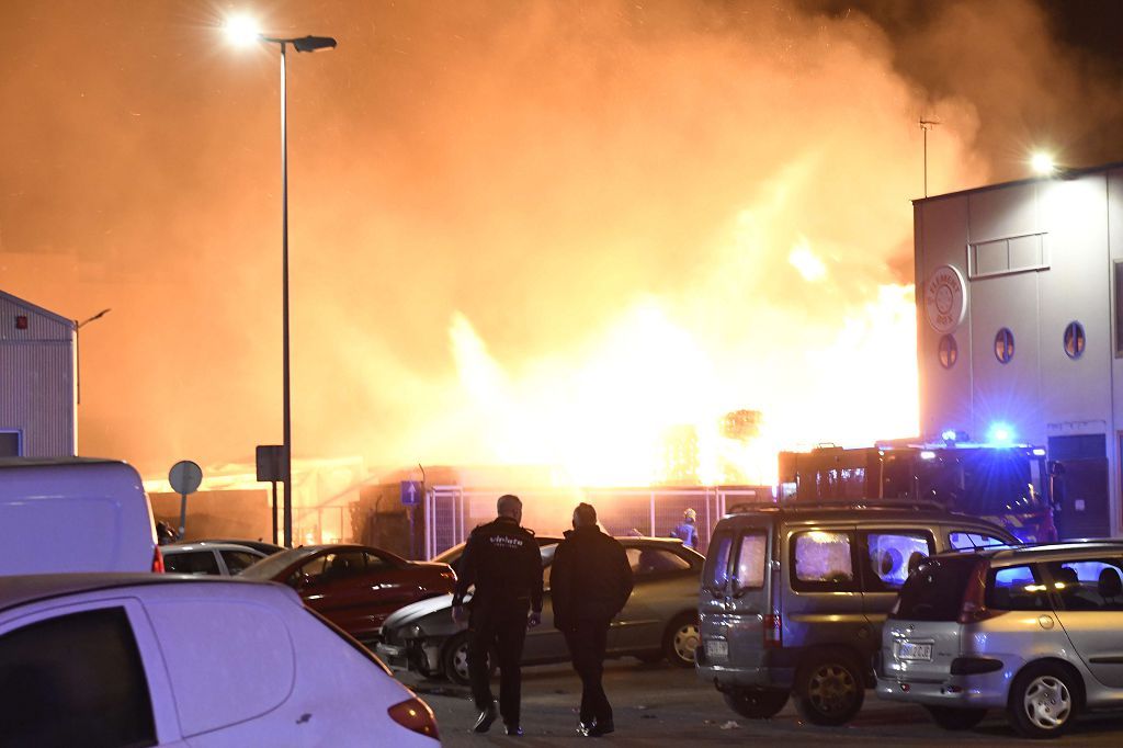 Estas son las imágenes que el aparatoso incendio de Puente Tocinos ha dejado este sábado