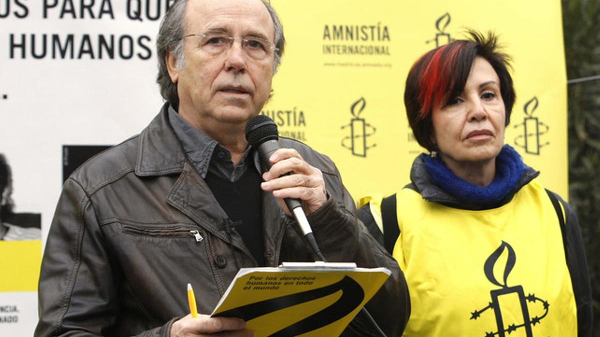 Joan Manuel Serrat junto a la presidenta de Amnistía Internacional Madrid, Teresa Rodríguez.