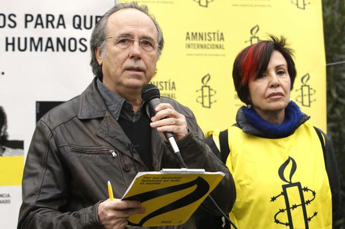 Joan Manuel Serrat al costat de la presidenta d’Amnistia Internacional Madrid, Teresa Rodríguez. Joan Manuel Serrat al costat de la presidenta d’Amnistia Internacional Madrid, Teresa Rodríguez.