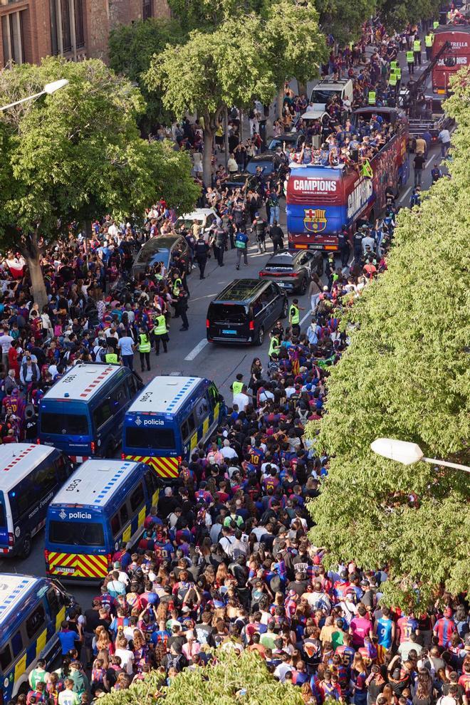 ¡De locos! Las mejores imágenes de una ciudad entregada al Barça