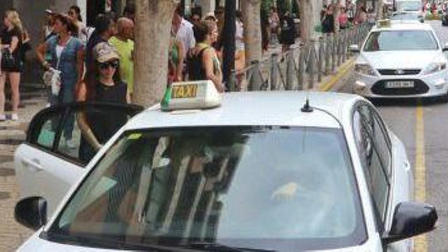 Una persona accede a un taxi en la parada de la avenida de Bartomeu Roselló, en Vila.