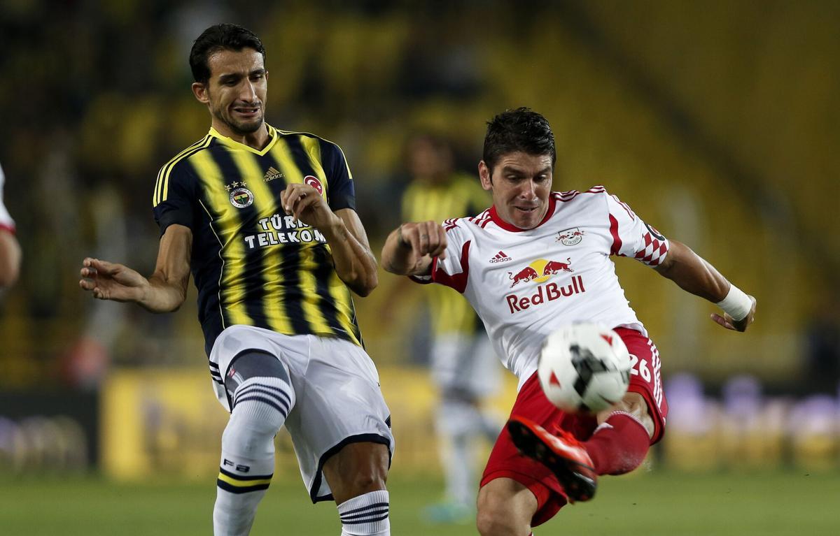 TOL08 - ESTAMBUL (TURQUÍA), 6/8/2013.- El jugador Mehmet Topal (i) del Fenerbahce disputa el balón con Jonathan Soriano (d) del Salzburgo hoy, martes 6 de agosto de 2013, durante su partido clasificatorio de la Liga de Campeones de la UEFA en el estadio Sukru Saracoglu de Estambul (Turquía). EFE/TOLGA BOZOGLU