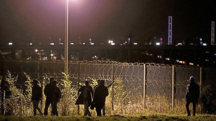 Immigrants esperant un tren per poder arribar a Anglaterra, ahir a Calais, França