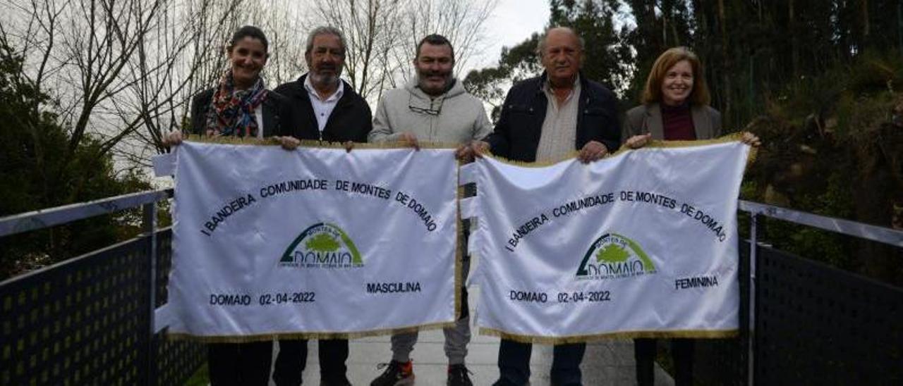 Presentación ayer de la Bandera Comunidade de Montes de Domaio. |  // GONZALO NÚÑEZ