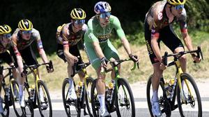 Wout van Aert, de verde,  con sus compañeros del Jumbo.