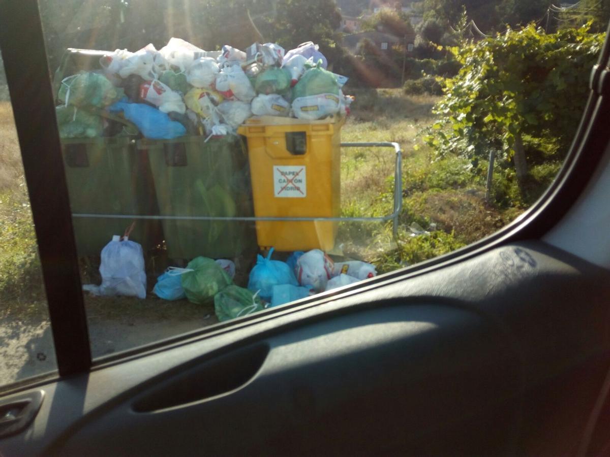 Contenedores llenos en una parroquia de A Estrada.